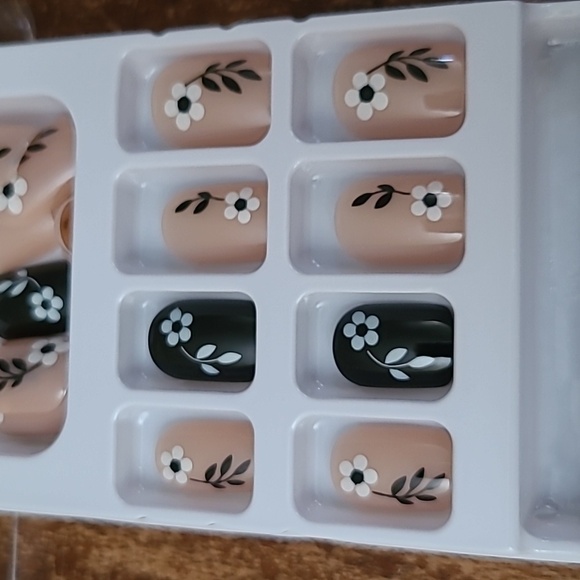 2/$16 Floral Short Press On Nails - Picture 17 of 17
